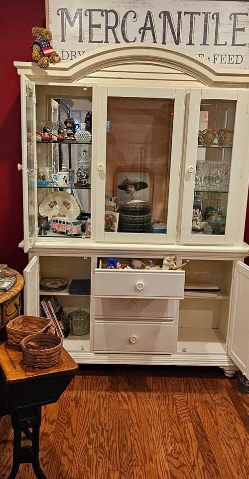 Antique Emporium gallery photo 3